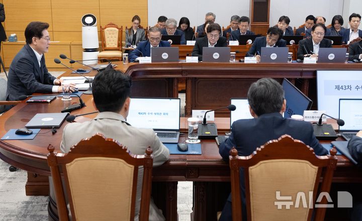 [서울=뉴시스] 조성봉 기자 = 이재명 대통령이 13일 청와대에서 열린 수석보좌관회의에서 발언하고 있다. (청와대통신사진기자단) 2026.08.13. suncho21@newsis.com