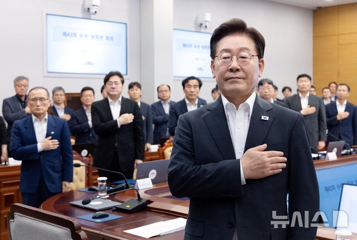 [서울=뉴시스] 조성봉 기자 = 이재명 대통령이 13일 청와대에서 열린 수석보좌관회의에서 국민의례를 하고 있다. (청와대통신사진기자단) 2026.08.13. suncho21@newsis.com