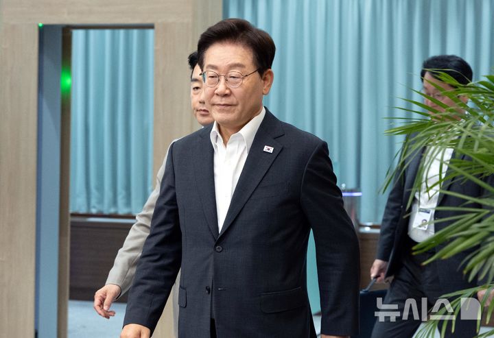 [서울=뉴시스] 조성봉 기자 = 이재명 대통령이 13일 청와대에서 열린 수석보좌관회의에 입장하고 있다. (청와대통신사진기자단) 2026.08.13. suncho21@newsis.com