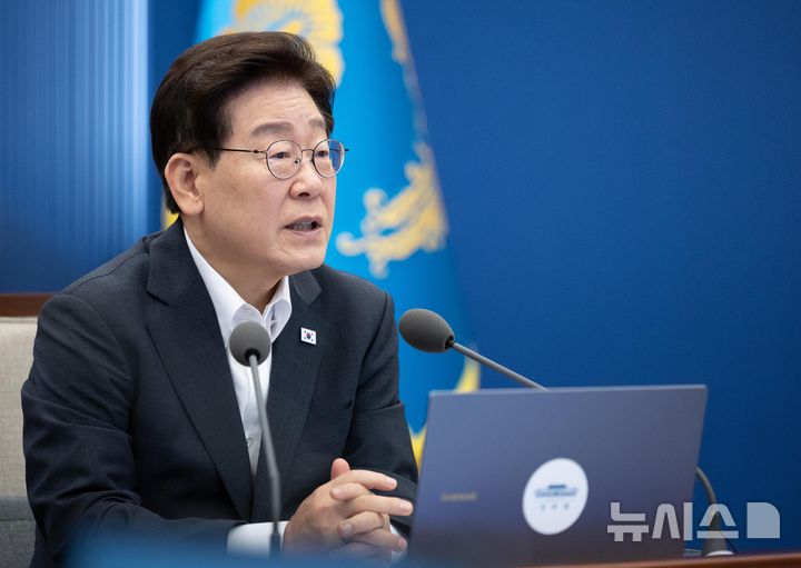 [서울=뉴시스] 조성봉 기자 = 이재명 대통령이 13일 청와대에서 열린 수석보좌관회의에서 발언하고 있다. (청와대통신사진기자단) 2026.08.13. suncho21@newsis.com
