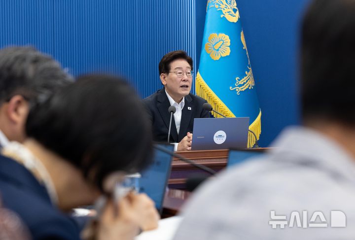 [서울=뉴시스] 조성봉 기자 = 이재명 대통령이 13일 청와대에서 열린 수석보좌관회의에서 발언하고 있다. (청와대통신사진기자단) 2026.08.13. suncho21@newsis.com