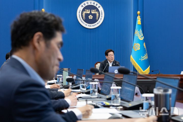 [서울=뉴시스] 조성봉 기자 = 이재명 대통령이 13일 청와대에서 열린 수석보좌관회의에서 발언하고 있다. (청와대통신사진기자단) 2026.08.13. suncho21@newsis.com