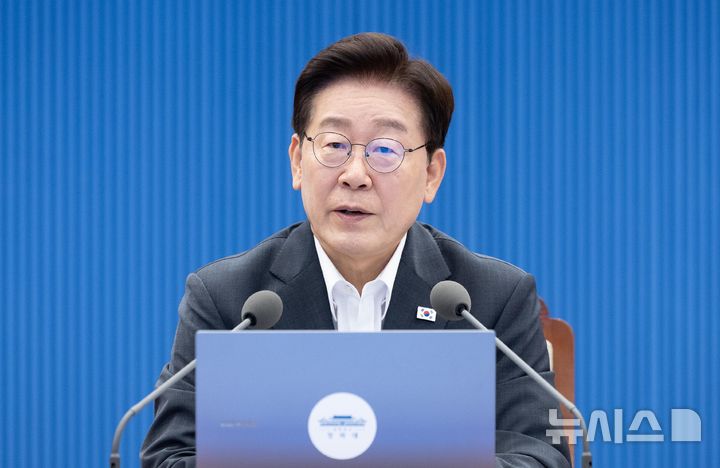[서울=뉴시스] 조성봉 기자 = 이재명 대통령이 13일 청와대에서 열린 수석보좌관회의에서 발언하고 있다. (청와대통신사진기자단) 2026.08.13. suncho21@newsis.com