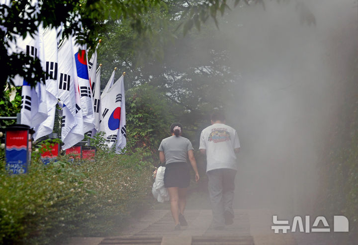 [대구=뉴시스] 이무열 기자 = 대구지역에 폭염주의보가 발효된 13일 대구 중구 청라언덕에 설치된 쿨링포그 아래로 시민들이 이동하고 있다. 2026.08.13. lmy@newsis.com