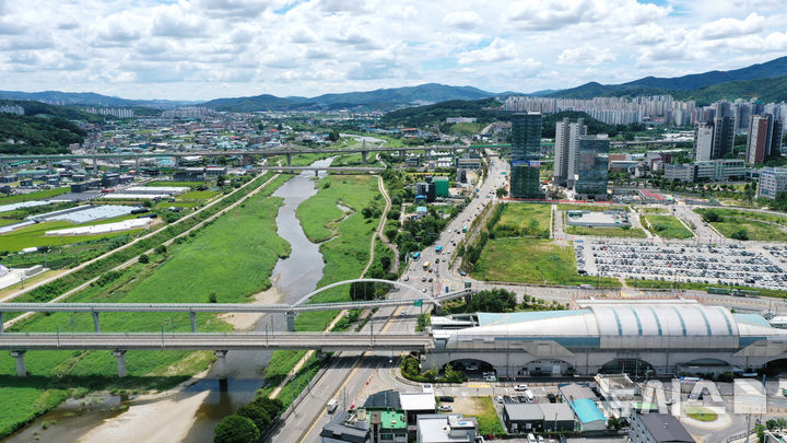 [경기광주=뉴시스] 김종택 기자 = 정부가 수도권 개발제한구역(그린벨트) 해제 등을 통해 신규 공공주택지구를 선정해 10만호를 공급하는 등 수도권에 최소 23만호의 주택을 공급하겠다고 13일 밝혔다.사진은 이날 신규택지로 지정된 경기 광주시 장지동 경기광주역 인근 부지 모습. 2026.08.13. jtk@newsis.com
