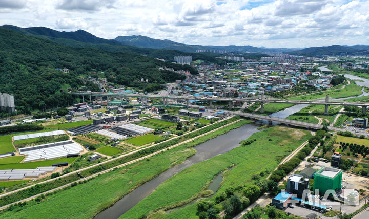 [경기광주=뉴시스] 김종택 기자 = 정부가 수도권 개발제한구역(그린벨트) 해제 등을 통해 신규 공공주택지구를 선정해 10만호를 공급하는 등 수도권에 최소 23만호의 주택을 공급하겠다고 13일 밝혔다.사진은 이날 신규택지로 지정된 경기 광주시 장지동 경기광주역 인근 부지 모습. 2026.08.13. jtk@newsis.com