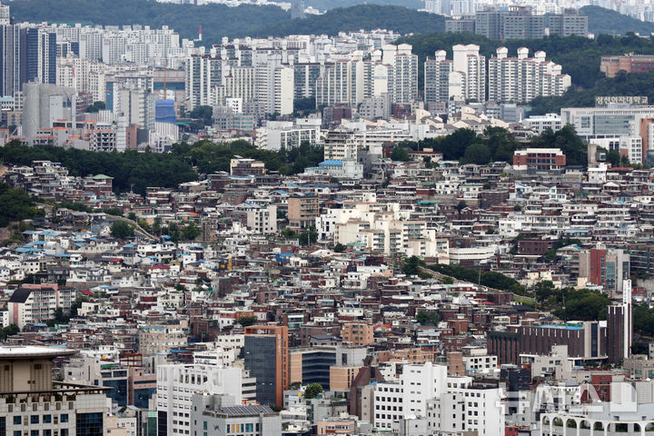[서울=뉴시스] 고승민 기자 = 정부가 재개발·재건축, 도심복합사업·소규모 정비사업을 통해 서울에 장기평균인 연 2만2000가구보다 많은 3만가구를 공급할 것으로 알려진 13일 YTN서울타워에서 바라본 서울시내 구주택 밀집지역 모습.김윤덕 국토부 장관은 "주택공급 정상화를 위해 공공이 할 일은 더욱 신속히 추진하고 민간이 잘할 수 있는 분야는 과감히 지원한다는 원칙 하에 국민이 원하는 주택을 원하는 곳에 충분히 적기에 공급하기 위해 최선을 다하겠다"고 강조했다. 2026.08.13. kkssmm99@newsis.com