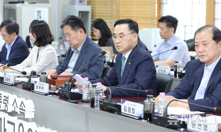 [서울=뉴시스] 조수정 기자 = 차정인 국가교육위원회 위원장이 13일 오후 서울 종로구 정부서울청사에서 위원회 2026년 제8차 회의를 주재하고 있다. 2026.08.13. chocrystal@newsis.com