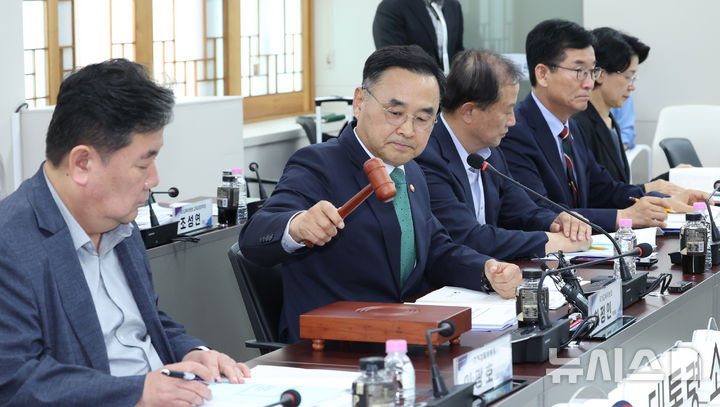 [서울=뉴시스] 조수정 기자 = 차정인 국가교육위원회 위원장이 13일 오후 서울 종로구 정부서울청사에서 위원회 2026년 제8차 회의를 주재하며 의사봉을 두드리고 있다. 2026.08.13. chocrystal@newsis.com