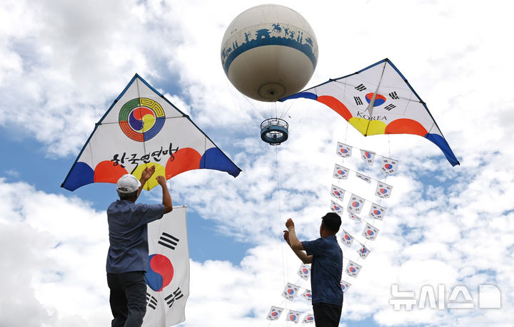 [수원=뉴시스] 김종택 기자 = 제81주년 광복절을 이틀 앞둔 13일 경기 수원시 팔달구 수원화성 창룡문에서 한국연연맹 회원들이 태극기 연을 날리고 있다. 2026.08.13. jtk@newsis.com