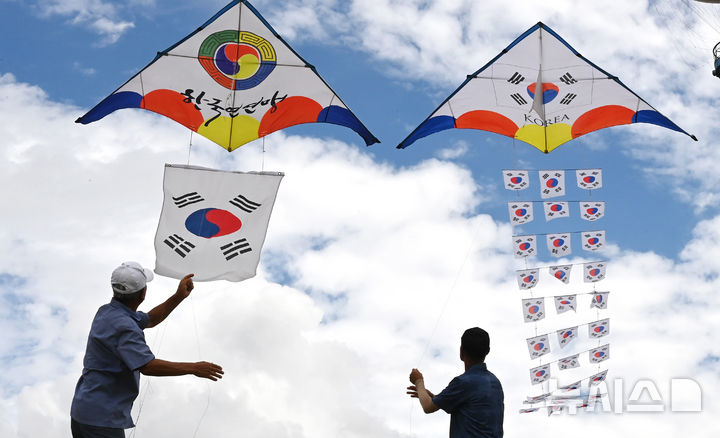 [수원=뉴시스] 김종택 기자 = 일제강점기 선대가 독립운동을 위해 북만주로 떠났고 해당 토지를 자신들이 물려받았다며 후손들이 국가를 상대로 소유권 소송을 냈지만 1심에서 패소했다. 사진은 제81주년 광복절을 이틀 앞둔 지난 13일 경기 수원시 팔달구 수원화성 창룡문에서 한국연연맹 회원들이 태극기 연을 날리는 모습. 2026.08.15. jtk@newsis.com