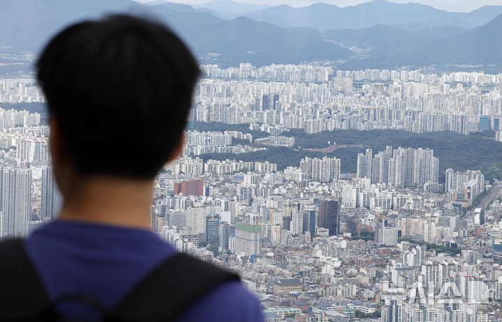 [서울=뉴시스] 김혜진 기자 = 13일 서울 송파구 롯데월드타워 전망대 서울스카이에서 서울시내 아파트가 내려다보이고 있다. 2026.08.13. jini@newsis.com