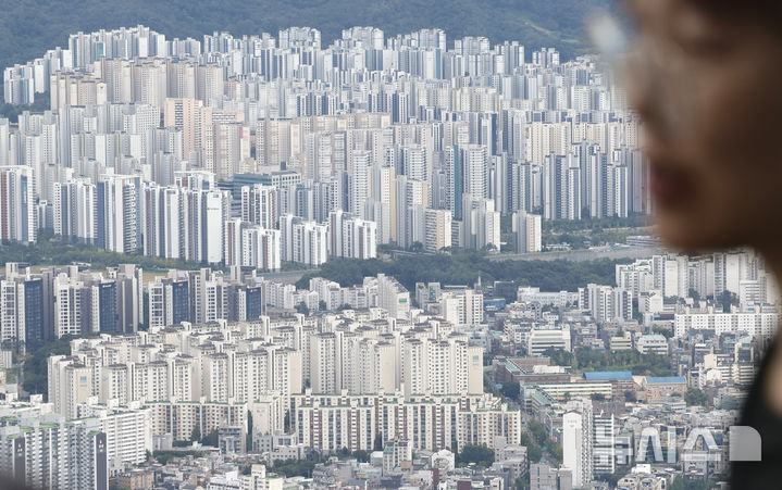 [서울=뉴시스] 김혜진 기자 = 정부가 재건축·재개발 등 민간 정비사업 인센티브를 제공해 2030년까지 약 23만4000호 규모의 도심 주택 착공을 지원하겠다고 밝혔다. 국토교통부와 재정경제부, 금융위원회 등 관계부처는 13일 오전 정부서울청사에서 열린 '전월세 및 매매시장 안정을 위한 주택 신속공급 방안' 브리핑을 통해 이같이 발표했다. 13일 서울 송파구 롯데월드타워 전망대 서울스카이에서 서울시내 아파트가 내려다보이고 있다. 2026.08.13. jini@newsis.com