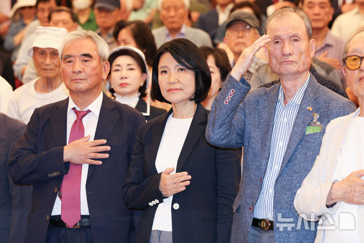 [서울=뉴시스] 김근수 기자 = 이진숙(가운데) 국민의힘 의원이 13일 오후 서울 여의도 국회도서관에서 열린 5.18 민주화운동의 재조명 국회공개포럼에서 국민의례를 하고 있다. 2026.08.13. ks@newsis.com