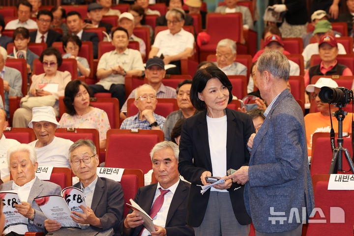 [서울=뉴시스] 김근수 기자 = 이진숙 국민의힘 의원을 비롯한 참석자들이 13일 오후 서울 여의도 국회도서관에서 열린 5.18 민주화운동의 재조명 국회공개포럼에서 참석자와 인사를 나누고 있다. 2026.08.13. ks@newsis.com