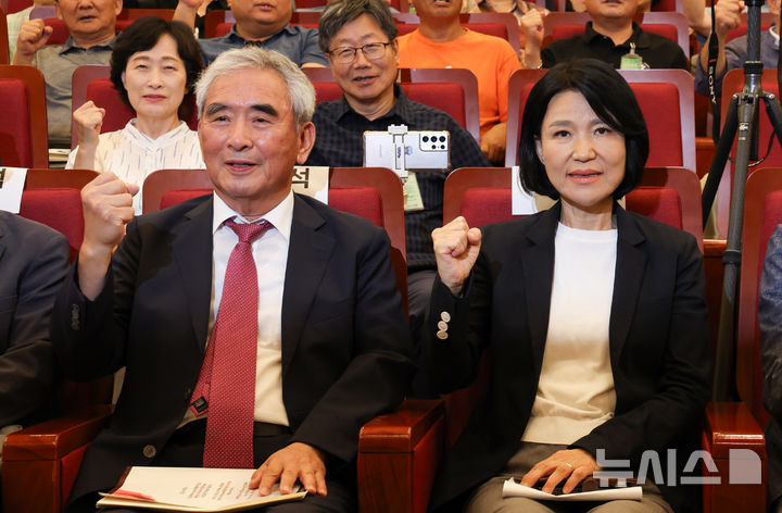 [서울=뉴시스] 김근수 기자 = 이진숙 국민의힘 의원을 비롯한 참석자들이 13일 오후 서울 여의도 국회도서관에서 열린 5.18 민주화운동의 재조명 국회공개포럼에서 기념촬영을 하고 있다. 2026.08.13. ks@newsis.com