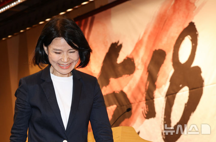 [서울=뉴시스] 김근수 기자 = 이진숙 국민의힘 의원이 13일 오후 서울 여의도 국회도서관에서 열린 5.18 민주화운동의 재조명 국회공개포럼에서 인사말을 마치고 웃으며 이동하고 있다. 2026.08.13. ks@newsis.com