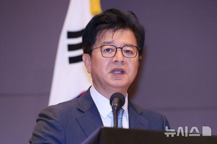 [서울=뉴시스] 권창회 기자 = 성기홍 대통령실 홍보수석이 지난 13일 서울 중구 프레스센터에서 열린 한국기자협회 창립 62주년 기념식에서 이재명 대통령의 축사를 대독하고 있다. 2026.08.21. kch0523@newsis.com