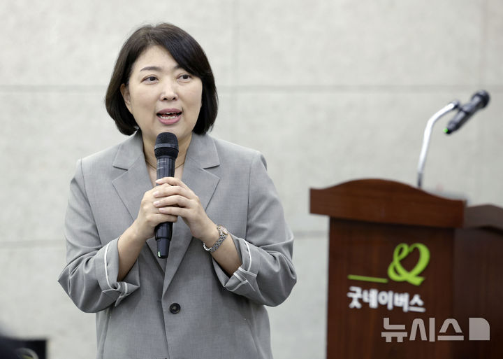 [서울=뉴시스] 최동준 기자 = 전미선 굿네이버스 사무총장이 13일 서울 영등포구 굿네이버스 회관에서 열린 뉴시스 임직원-굿네이버스 '얘들아 밥먹자' 키트 포장 봉사활동에 앞서 환영사를 하고 있다. 굿네이버스 식사지원사업 '얘들아 밥먹자'는 방학 중 결식 위험에 놓인 전국 취약계층 아동에게 도시락과 식료품, 밀키트 등을 전달하는 사업이다. 2026.08.13. photocdj@newsis.com