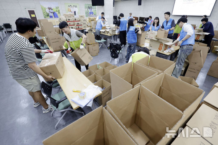 [서울=뉴시스] 최동준 기자 = 뉴시스 임직원과 글로벌 아동권리 전문 NGO 굿네이버스가 13일 서울 영등포구 굿네이버스 회관에서 '얘들아 밥먹자' 키트 포장 봉사활동을 하고 있다. 굿네이버스 식사지원사업 '얘들아 밥먹자'는 방학 중 결식 위험에 놓인 전국 취약계층 아동에게 도시락과 식료품, 밀키트 등을 전달하는 사업이다. 2026.08.13. photocdj@newsis.com