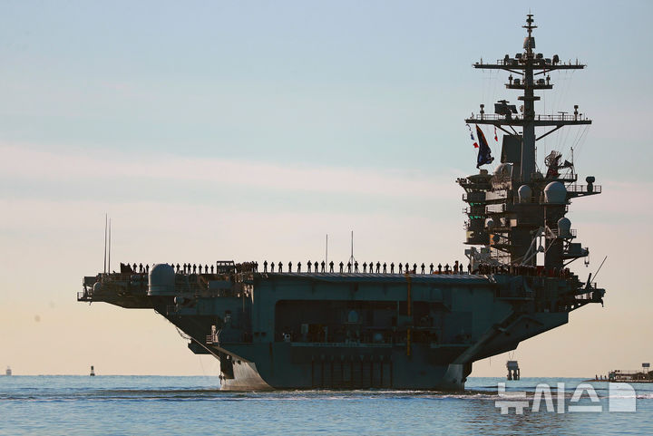 [샌디에이고=AP/뉴시스]2021년 1월 3일 샌디에이고에서 출항하는 항공모함 USS 에이브러햄 링컨(CVN-72)의 갑판에 해군과 해병대원들이 줄지어 서 있다. 2021.01.03.