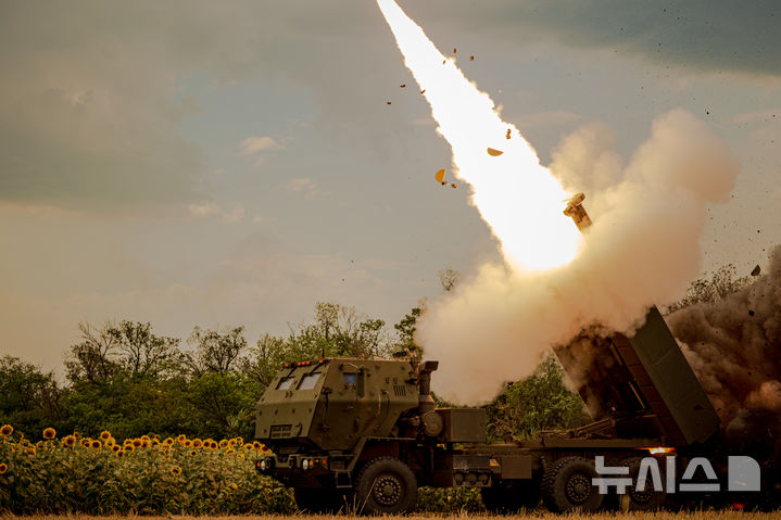 [AP/뉴시스] 지난 8일(현지 시간) 우크라이나 동부 저넌에서 제148여단 소속 하이마스(HIMARS) 포병대가 러시아군 진지를 향해 로켓을 발사하고 있다. 2026.08.16.