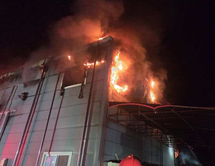 [서산=뉴시스] 14일 오전 1시48분께 충남 서산시 양대동의 한 간판 제조시설에서 불이 나 불길이 번지고 있는 모습. (사진=서산소방서 제공) 2026.08.14. photo@newsis.com *재판매 및 DB 금지