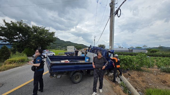 [예산=뉴시스] 지난 13일 오후 2시26분께 충남 예산군 광시면 신대리 도로를 달리던 1t 포터가 전신주를 들이받아 현장에 출동한 구급대가 인명 구조에 나서고 있다. (사진=예산소방서 제공) 2026.08.14. photo@newsis.com *재판매 및 DB 금지
