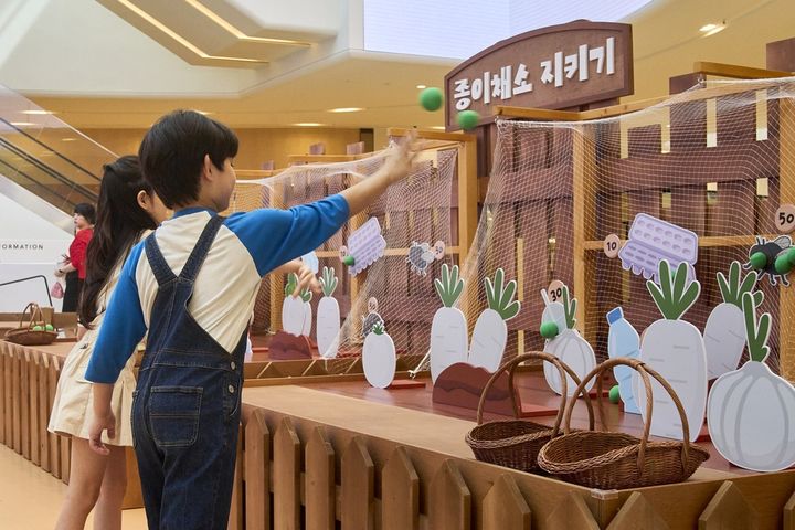 [서울=뉴시스] 스타필드 고양에서 진행 중인 페이퍼 가든: 좋은 종이 텃밭 팝업에서 어린이 모델들이 종이채소 지키기 미션에 참여하고 있다. (사진=신세계프라퍼티 제공) *재판매 및 DB 금지