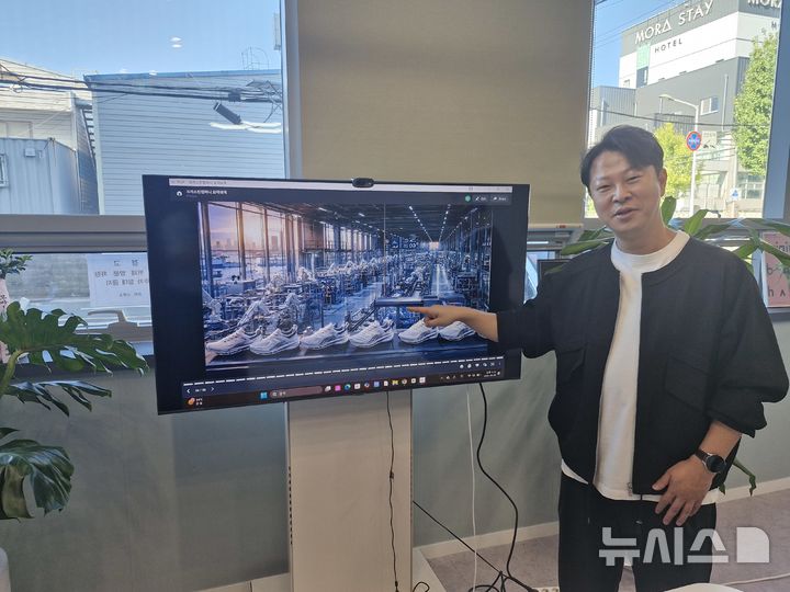 [부산=뉴시스] 백재현 기자 = 크리스틴컴퍼니 이민봉 대표가 자사의 핵심 경쟁력인 AI 신발 디자인 플랫폼 '슈케치(ShoeCatch)'에 대해 설명하고 있다. 2026.08.14. itbrian@newsis.com