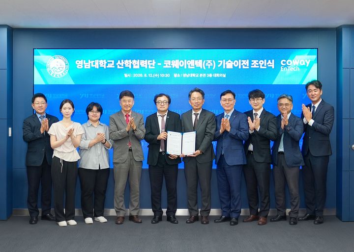 [서울=뉴시스] 지난 12일 경북 경산 영남대학교에서 진행된 코웨이엔텍과 영남대 산학협력단 기술이전 협약식에서 방윤혁 코웨이엔텍 대표이사(오른쪽 다섯 번째), 김재홍 영남대학교 산학연구처장(왼쪽 다섯 번째) 등 관계자들이 기념촬영을 하고 있다. (사진=코웨이엔텍 제공) 2026.8.14. photo@newsis.com *재판매 및 DB 금지
