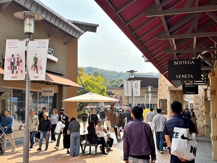 [서울=뉴시스] 여주프리미엄아울렛에서 쇼핑을 즐기는 고객들. (사진=신세계사이먼 제공) *재판매 및 DB 금지