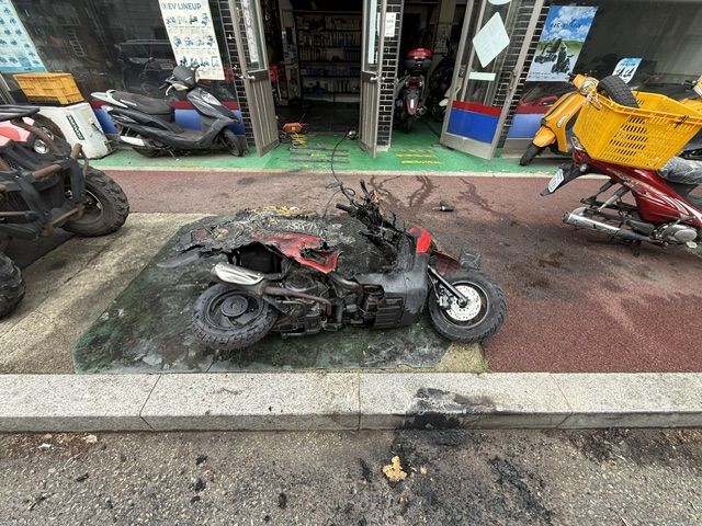 [부산=뉴시스] 지난 13일 부산 사하소방서 소속 박영민 소방위와 정의철 소방교는 국가소방동원령에 따라 경남 양산시 상북면 일대에서 가뭄 대응 용수 지원 활동을 하던 중 인근 오토바이 판매점 앞에서 발생한 화재를 발견하고 신속하게 대응해 추가 피해를 막았다. (사진=부산소방재난본부 제공) 2026.08.14. photo@newsis.com *재판매 및 DB 금지