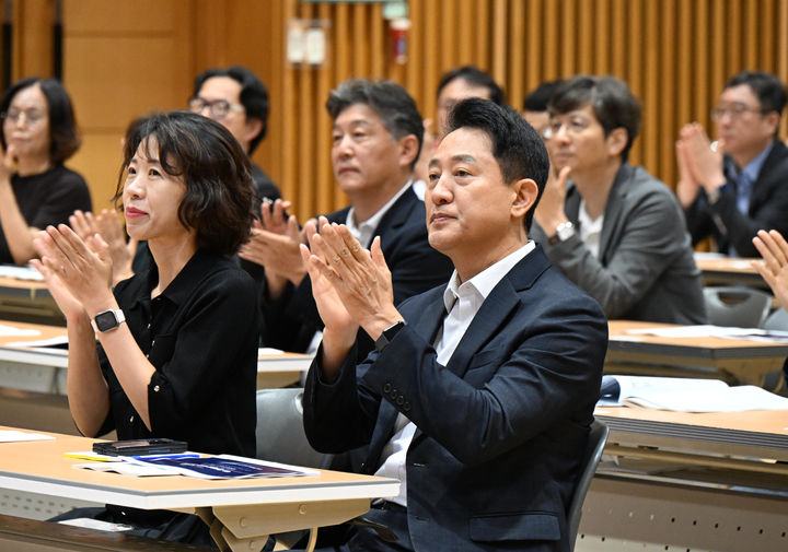 [서울=뉴시스] 김현철 연세대 의과대학 예방의학교실 교수가 서울시청 다목적홀에서 열린 '제116회 미래서울 아침특강'에서 강연하는 가운데, 오세훈 서울시장이 강연을 듣고 있다. (사진=서울시 제공) photo@newsis.com *재판매 및 DB 금지