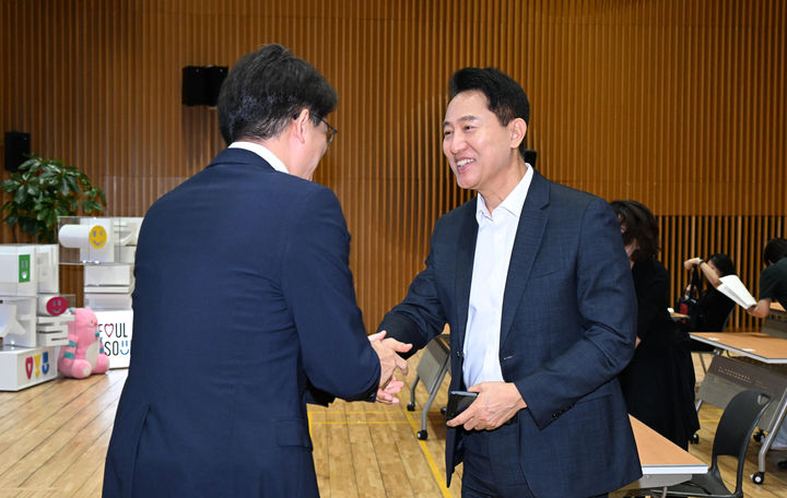 [서울=뉴시스] 오세훈 서울시장이 서울시청 다목적홀에서 열린 '제116회 미래서울 아침특강'에 참석해 김현철 연세대 의과대학 예방의학교실 교수와 인사하고 있다. (사진=서울시 제공) photo@newsis.com *재판매 및 DB 금지