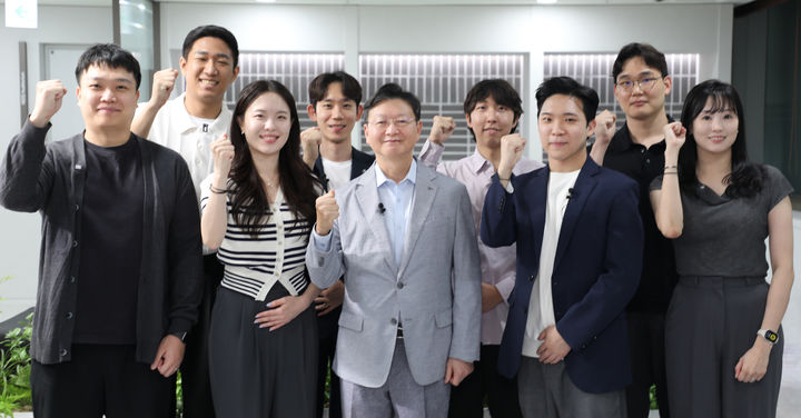 배형근 현대차증권 사장(앞줄 왼쪽에서 세번째)과 CLB 구성원들이 대담회를 마치고 기념 사진 촬영을 하고 있다. (사진=현대차증권) *재판매 및 DB 금지