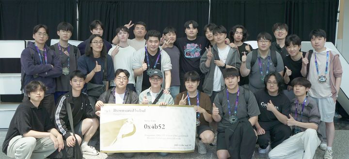 [대전=뉴시스] 미국 라스베이거스에서 열린 DEF CON CTF 2026(데프콘 캡처 더 플래그 2026)에서 최종 2위를 한국 해킹팀 '0x4b52'의 모습.(사진=KAIST 제공) *재판매 및 DB 금지