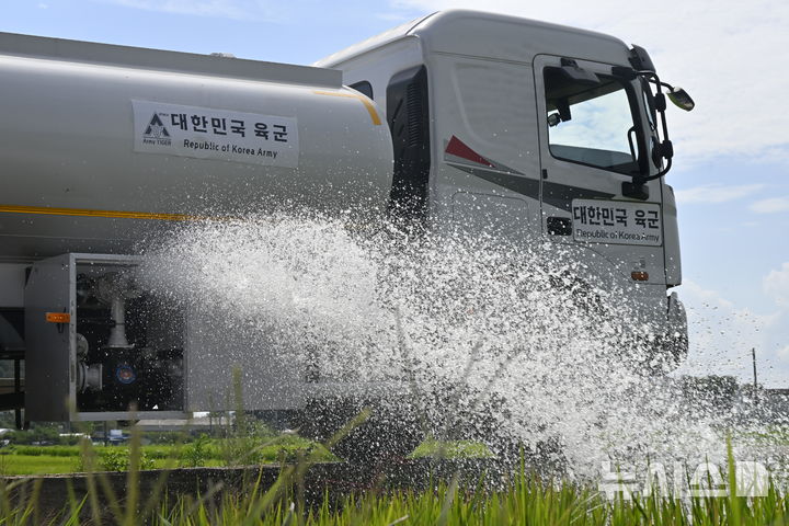 [나주=뉴시스] 양시원 기자 = 육군 제31보병사단이 14일 오전 전남광주 나주시 노안면 한 논에 급수지원을 하고 있다. 2026.08.14. goodwrite97@newsis.com 