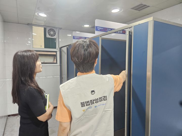 [대전=뉴시스] 대전경찰청이 대전자치경찰위원회와 불법 촬영 성범죄를 막기 위해 안심스크린을 설치하고 합동 점검을 실시했다.(사진=대전경찰청 제공) 2026.08.14. photo@newsis.com *재판매 및 DB 금지