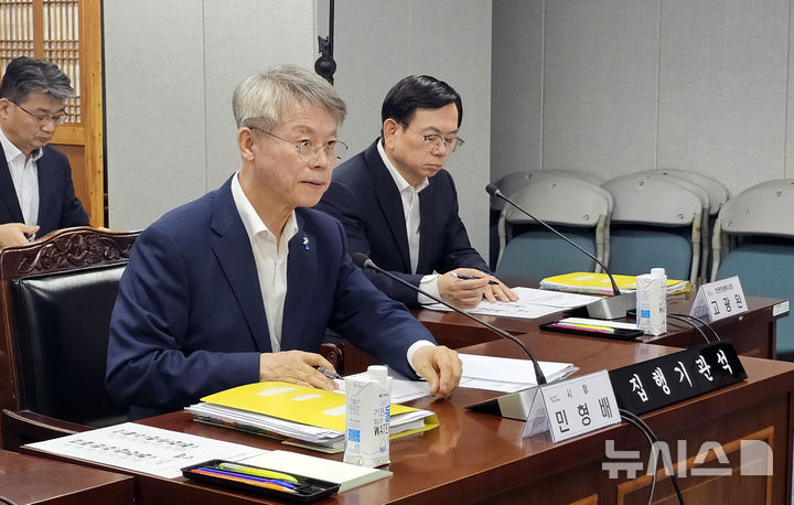 [무안=뉴시스] 맹대환 기자 = 민형배 전남광주특별시장이 14일 오전 전남광주특별시의회 운영위원회에 참석해 의원 질의에 답변하고 있다. 2026.08.14. mdhnews@newsis.com