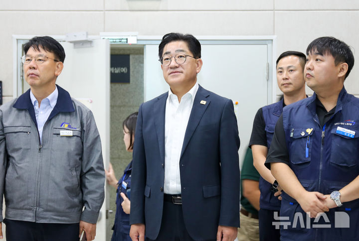 [김포=뉴시스] 이기형 경기 김포시장이 김포골드라인 현장을 찾아 운영 현황과 혼잡률 완화를 위한 주요 사업 추진 상황을 점검하고 있다. (사진=김포시 제공) 2026.08.14. photo@newsis.com