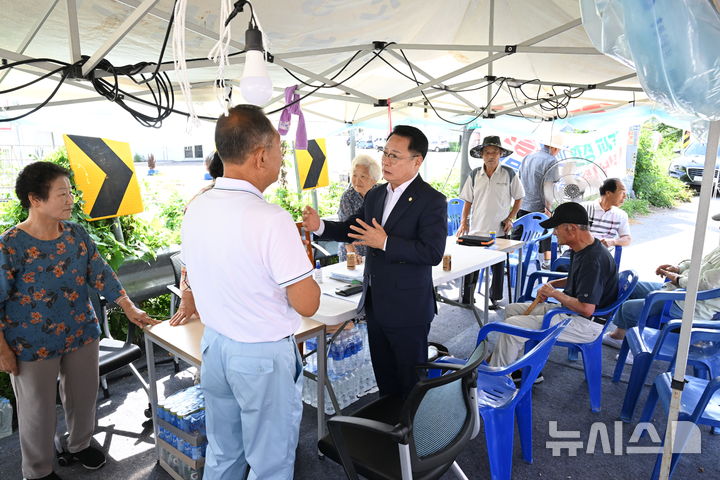 [완주=뉴시스] 성중기 완주군의장이 완주 소양면 폐기물 공장 반대 농성 철거 현장을 찾아 주민들과 대화를 나누고 있다. (사진= 완주군의회 제공) *재판매 및 DB 금지