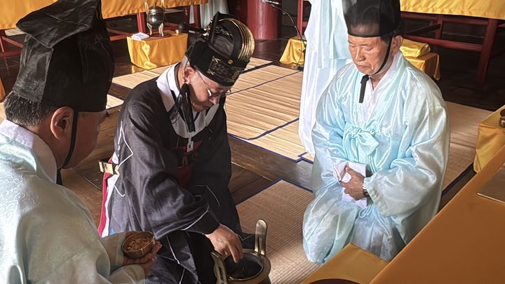 [서울=뉴시스] 13일 비천당에서 성균관 대성전 환안제에서 헌관인 최종수 성균관 관장이 향을 피우고 있다. (사진=성균관유도회총본부 제공) 2026.08.14. photo@newsis.com *재판매 및 DB 금지