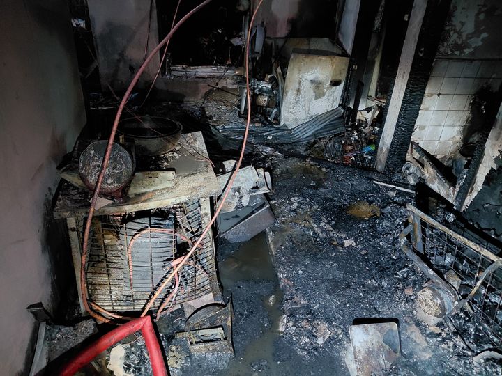 [부산=뉴시스] 14일 오전 부산 동래구의 한 시장 상가 1층에서 불이 났다. (사진=부산소방재난본부 제공) 2026.08.14. photo@newsis.com *재판매 및 DB 금지