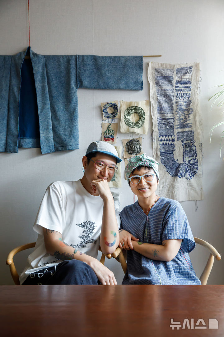  [서울=뉴시스]'죽음의 바느질 클럽' 운영자들. (사진=GS아트센터 제공)