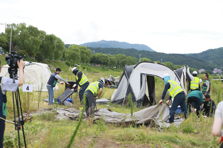 [충주=뉴시스] 단월강수욕장 텐트 강제 철거작업. (사진=충주시 제공) 2026.08.25. photo@newsis.com *재판매 및 DB 금지