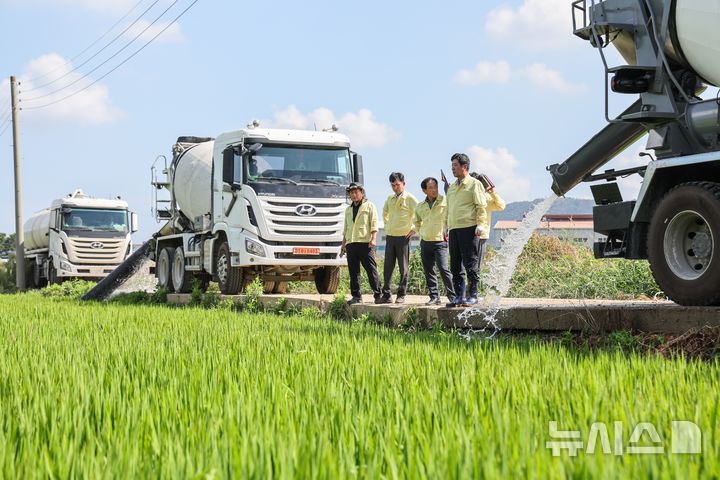 [김해=뉴시스]김해시 민·관·군 합동 가뭄피해 농지 급수지원. (사진=김해시 제공). 2026.08.14. photo@newsis.com