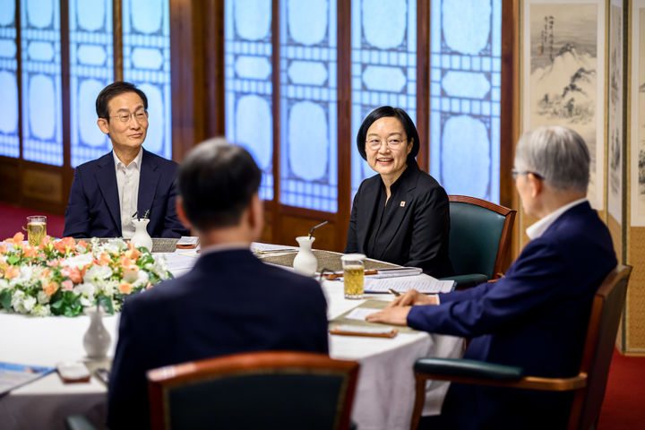 [서울=뉴시스]한성숙 국무총리는 14일 김호철 감사원장과 적극행정 활성화 오찬 환담을 가졌다. (사진=총리실 제공) photo@newsis.com *재판매 및 DB 금지