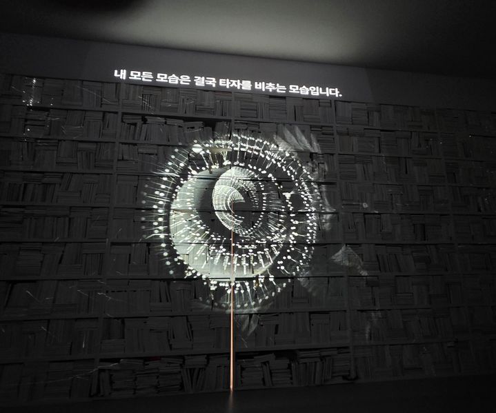 [사진=박현주 미술전문기자'푸투라 서울 에스 데블린 개인전. '인피니트 라이브러리(Infinite Library)'영상 작품.2026.08.14. hyun@newsis.com *재판매 및 DB 금지
