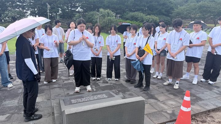 [울산=뉴시스] 울산 지역 고등학생들이 13일 제주 4·3 평화공원을 방문해 희생자들을 추모하고 있다. (사진=울산시교육청 제공) photo@newsis.com *재판매 및 DB 금지